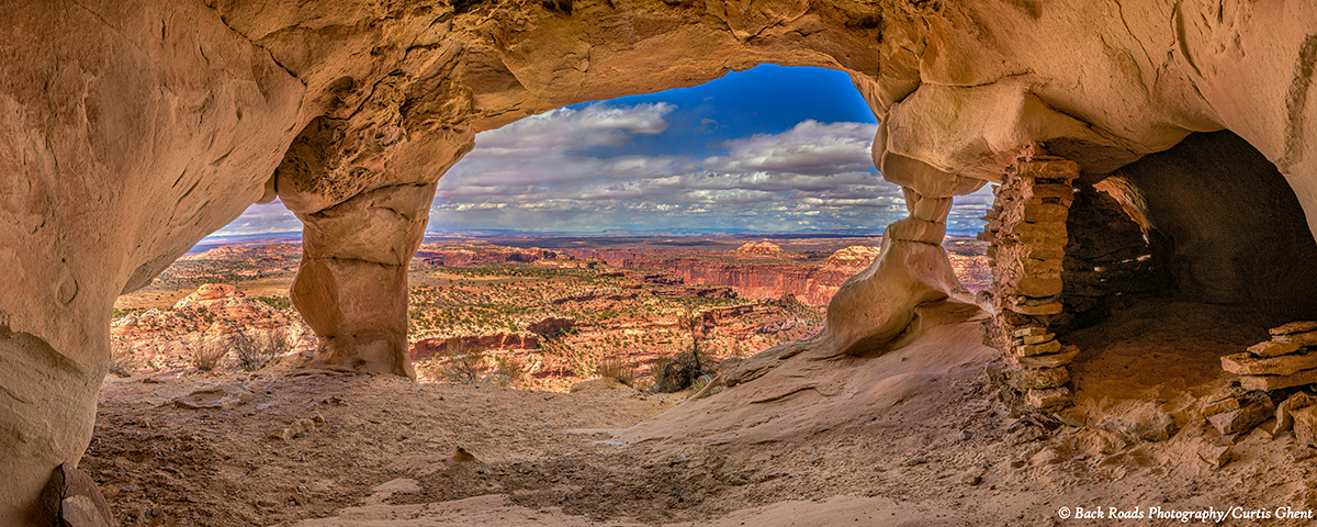 After a hard little hike to the top of this butte a wonderful ruin with a tremendous view.